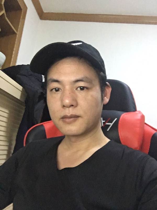 扛枪打鸟的第一张照片--柳州闪婚服务中心